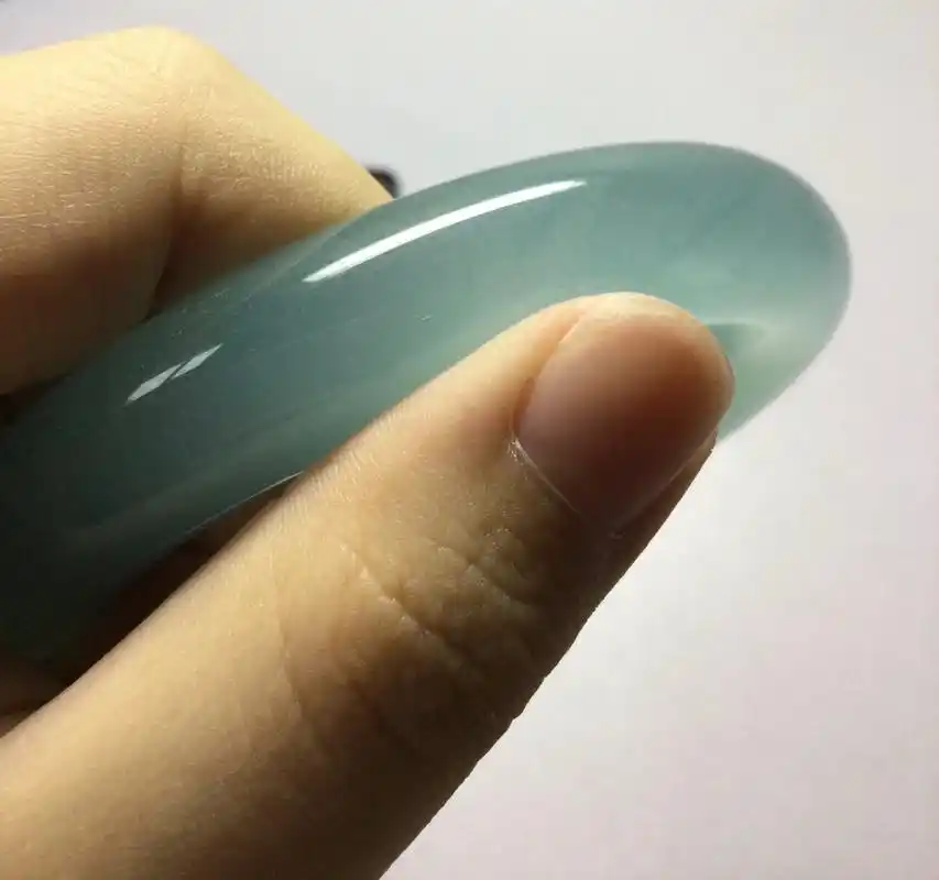 这是酸洗染色的镯子吗 如题,求问各位大神 内部有像棉絮一样布满镯子