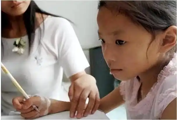 2005年四川8岁白血病女孩为不拖累养父竟然自己安排后事