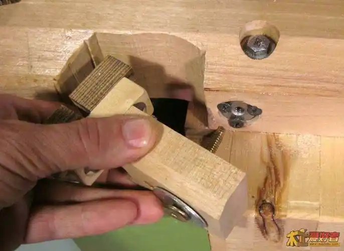 老外牛人自制全木制带锯