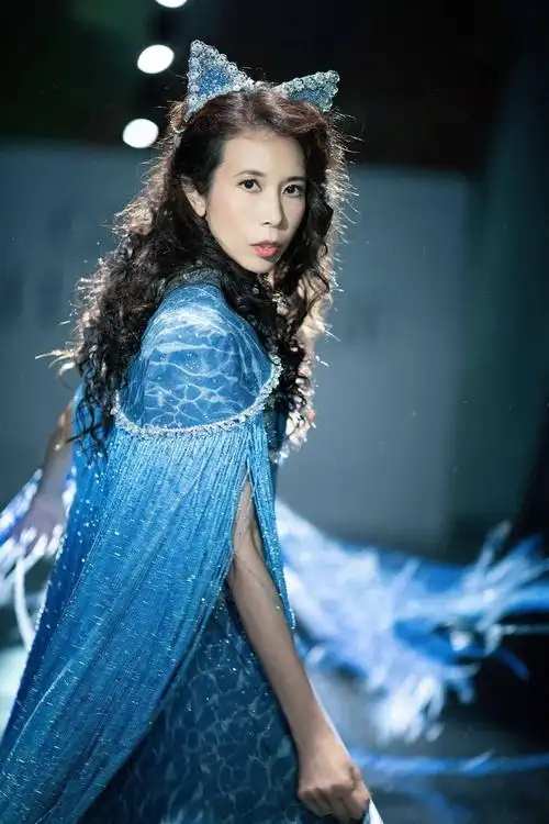 莫文蔚现身可持续时尚t台穿蓝色长裙秀美腿51岁身材惹人羡