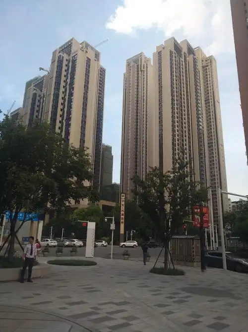 华发外滩首府 写美篇小区建筑类型:住宅 产权年限:70年 开发商:武汉