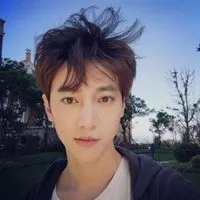 自拍头像男15岁的帅气男孩_微信头像图片大全