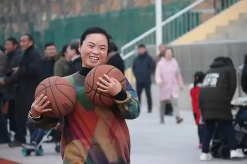 快来找一找你的老师——长丰一中开展迎新年教职工抱篮球往返跑比赛