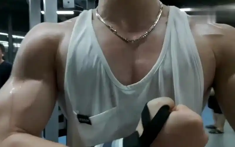 肌肉男 #腹肌 #健身 #体育生 #胸肌 练成大胸肌的肌肉男!