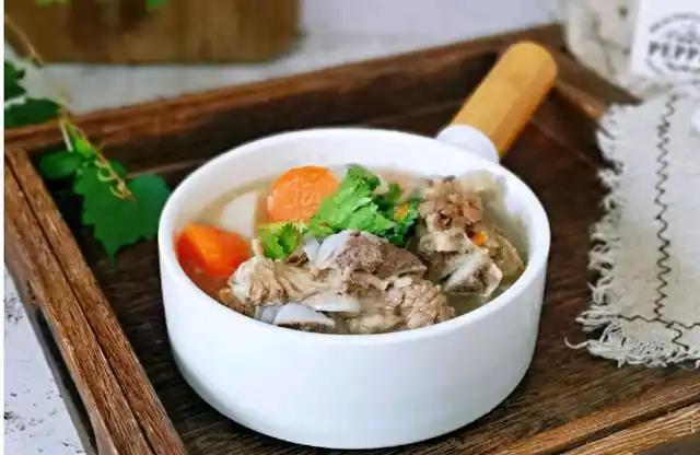 牛骨本就是非常滋补的食材,同时在搭配上各种胡萝卜,玉米,白萝卜,胡