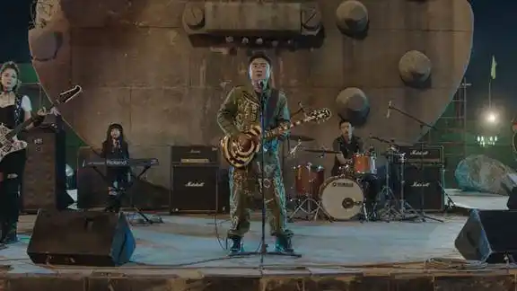 缝纫机乐队大吉他雕像要被拆在台上做道别大吉他演出