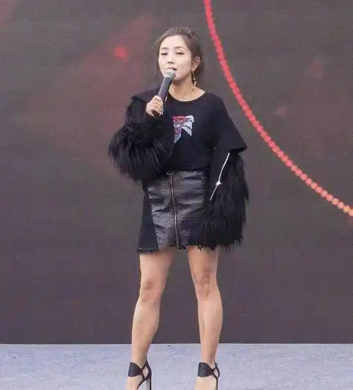 曾经的超女何洁靠商演捞金,穿廉价衣服裙子,戴的装饰项链才是真的"穷"