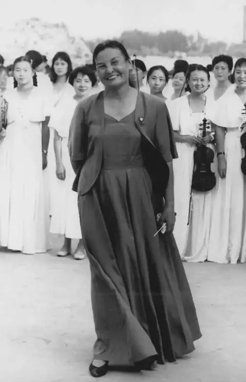 作者简介:郑小瑛(1929~),教授,我国首位歌剧,交响乐女指挥家,教育家