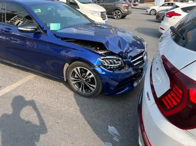 【图】追尾了,想问问修起来麻烦吗_奔驰c级论坛_汽车之家论坛