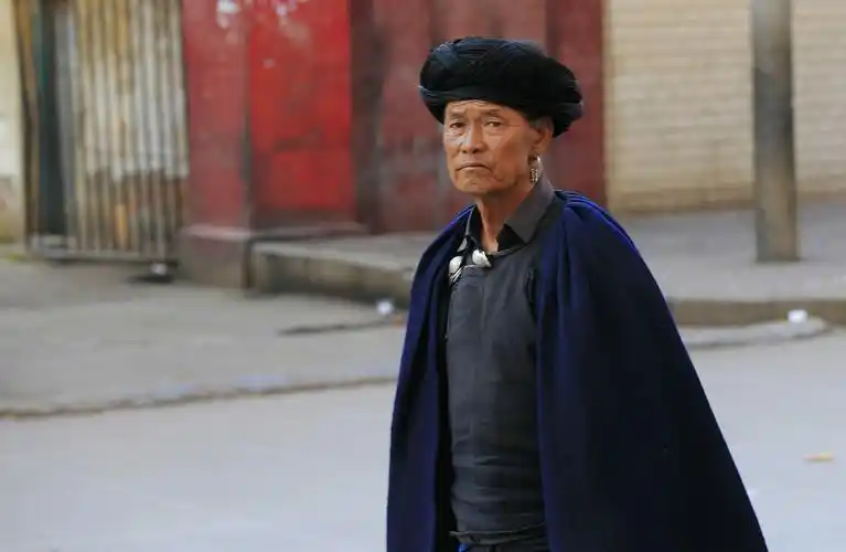 大凉山彝族老人们——剑舞.麦田摄影作品欣赏