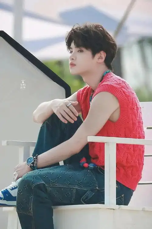 黄明昊海边拍摄饭拍掉落……_新浪新闻