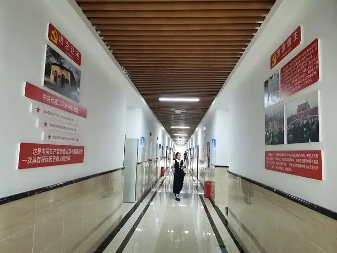 四川文化传媒职业学院打造百米"党史文化网红走廊"