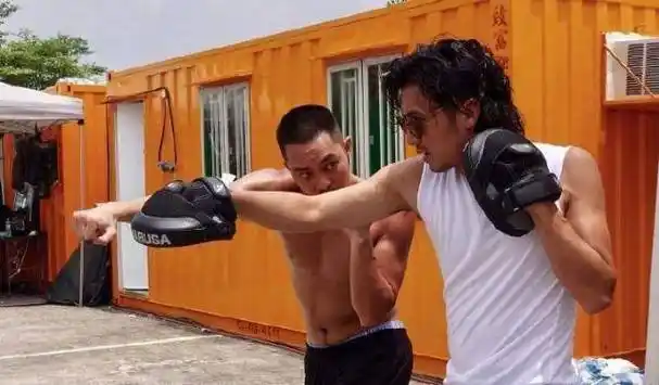 谢霆锋甄子丹隔10年再合作,火力不减当年_电影_身材_枪战