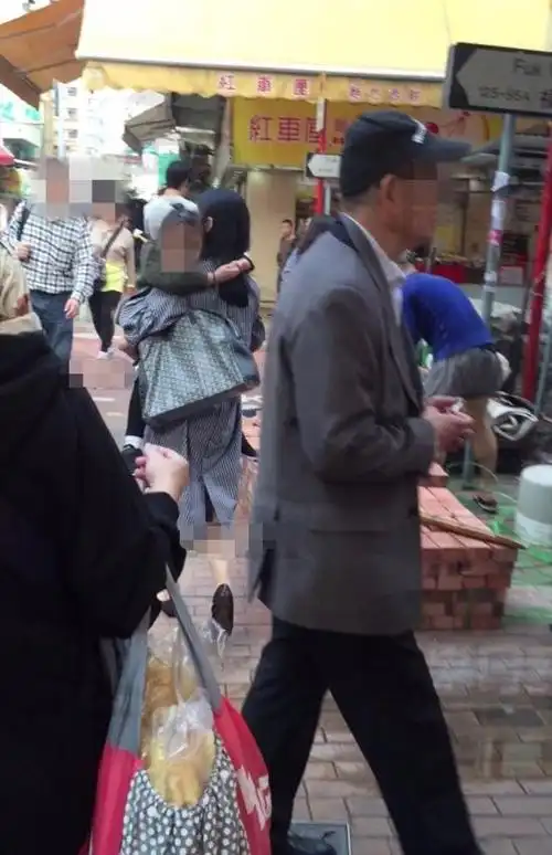 而4岁大的向蕙扎着一条辫子,眼睛圆圆的,五官精致,长得非常可爱