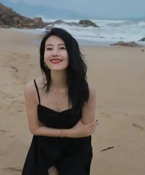 "岁月静好,女神如初"—— 高圆圆44岁海边游玩美照惊艳网友