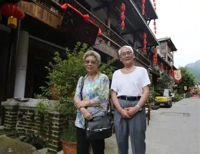 著名导演张华勋与恩人赵小姐赵延福相见了82岁的张华勋,7月16日凌晨4