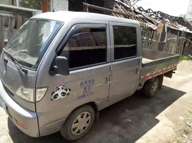哈飞中意双排货车