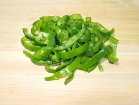 照片素材(图片): 青椒 蔬菜 向上 水滴 夏季蔬菜