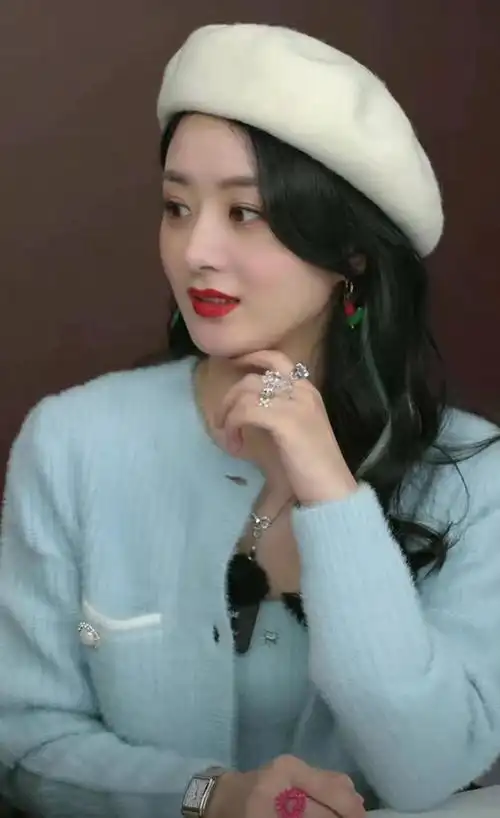 赵丽颖为了美太拼!深夜下班露肚脐不怕寒风吹,戴贝雷帽美貌开挂