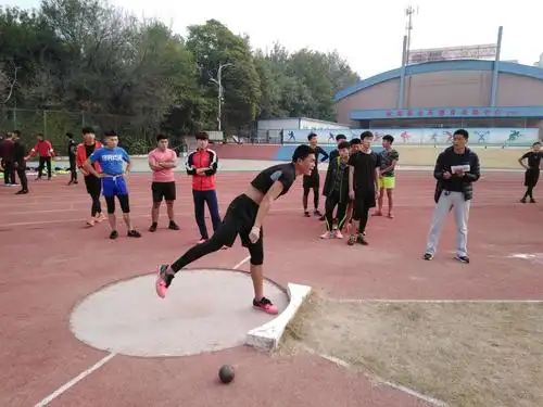 投掷铅球的精彩瞬间