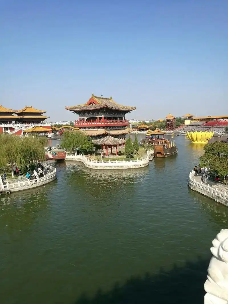 清明上河园坐落于开封市龙亭区,是国家aaaaa级旅游景区,是 - 抖音