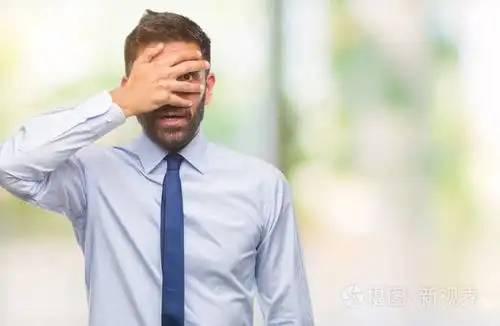 裔商人在孤立的背景下用手捂住脸和眼睛用尴尬的表情透过手指偷看