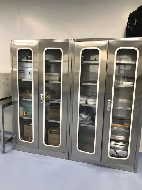 两个全不锈钢材料的器械柜.为配器械包及时调配器械提供了方便