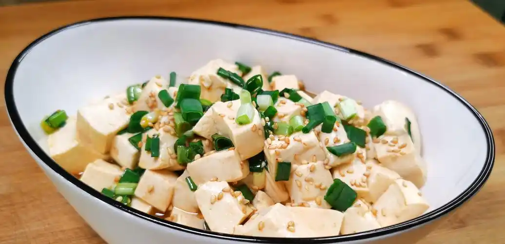 这样做的小葱拌豆腐,又香又嫩,口感滑嫩,吃一口就爱上它的味道