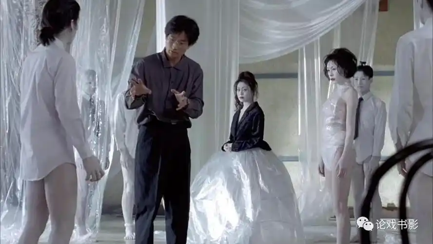 伴侣,电话与手枪——非线性重复结构下的情感迷思(招蜂引蝶)影评