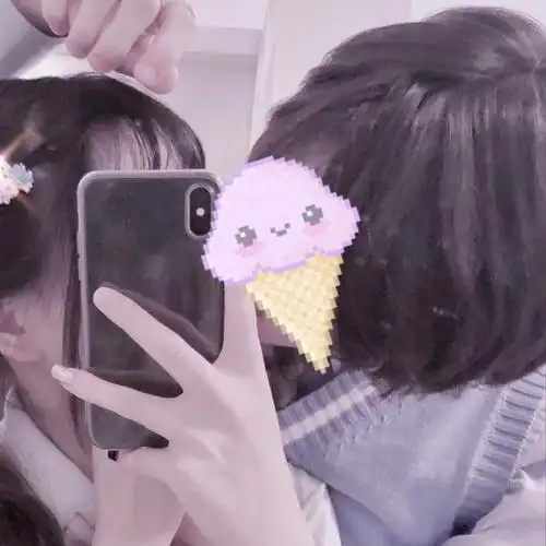 秀恩爱的年轻情侣接吻真人一人一半头像