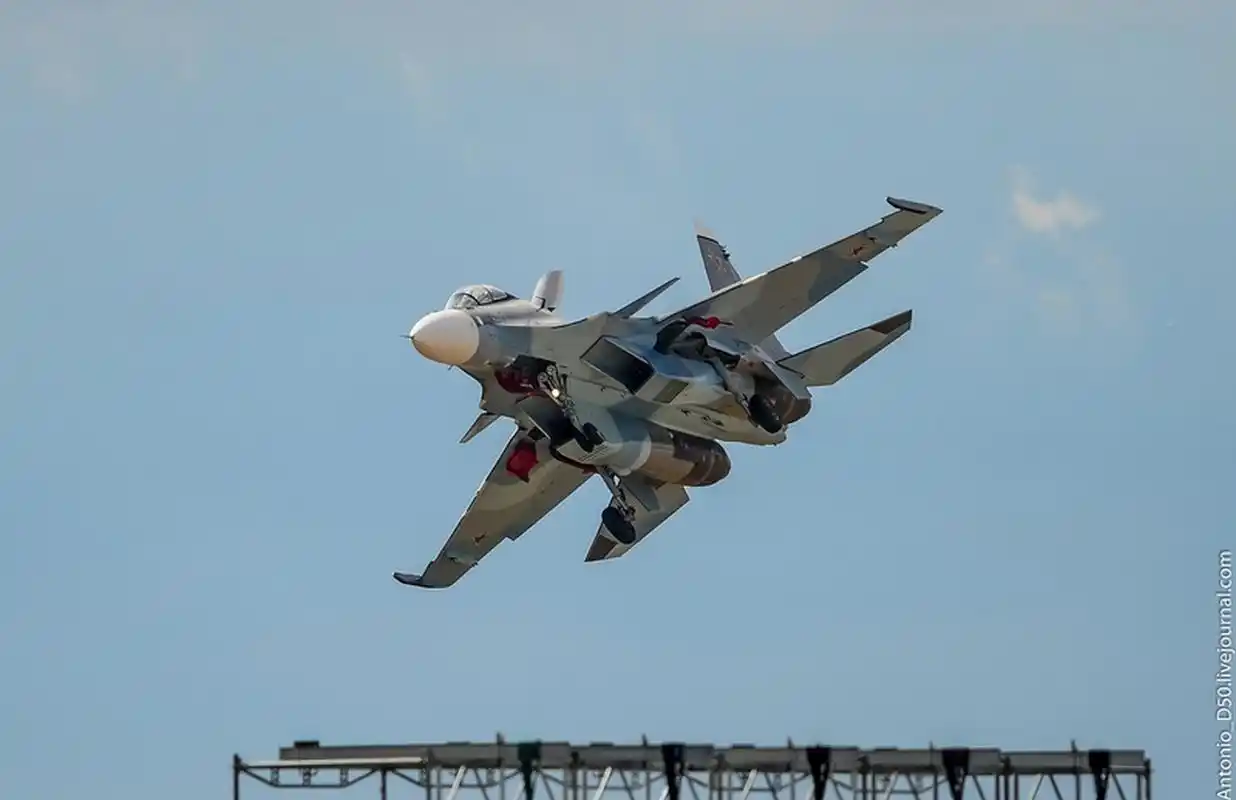那年夏天,2015 年俄罗斯航空展上的 苏-30sm战机精彩飞行表演