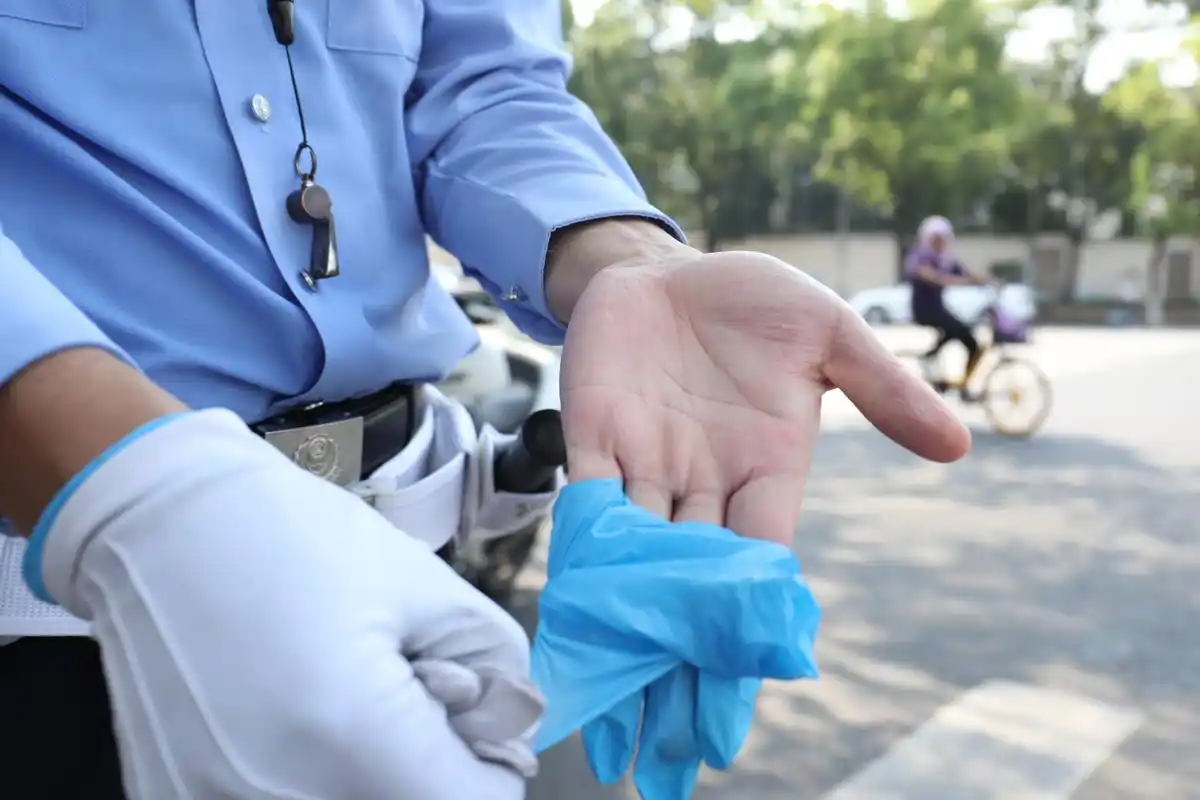 张晓波的白手套里戴了一副橡胶手套,两小时早高峰岗结束后,脱下的手套