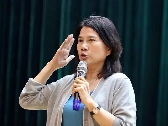 看完董明珠儿子的经历,突然明白她为何说:大学生打螺丝并非不可