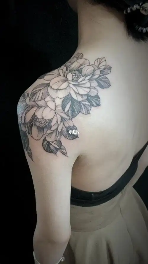 素花纹身肩部纹身