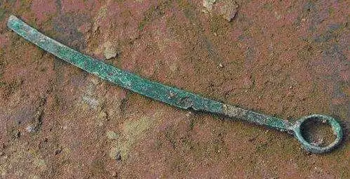 关羽墓被发掘,传说中的"青龙偃月刀"重见天日,不料竟是这般!