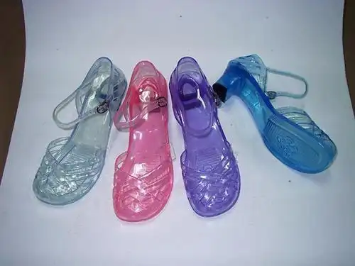 不止如此,还有小时候人脚一双的塑料凉鞋,也成为了香奈儿的新款.