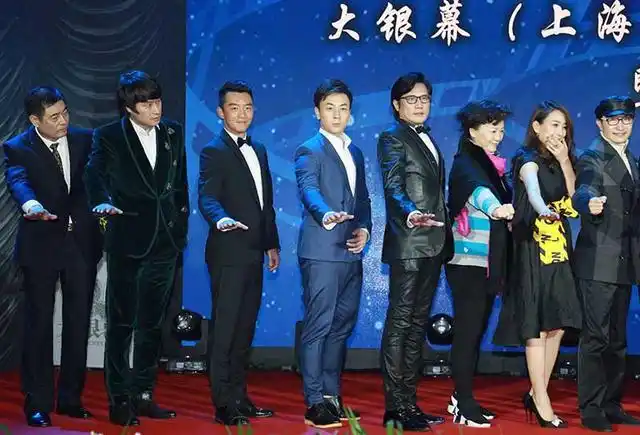 释小龙正装出席揭幕盛典 与郑恺马苏一同登台