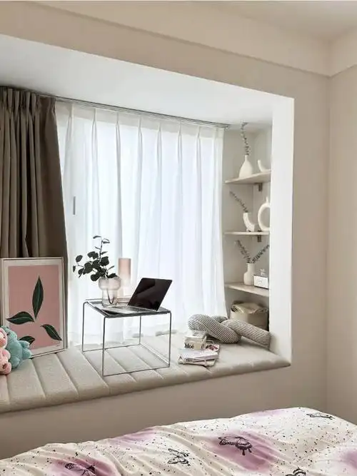 将梳妆桌和收纳柜摆放在双人床的侧面,增加卧室的整体功能性,梳妆桌是