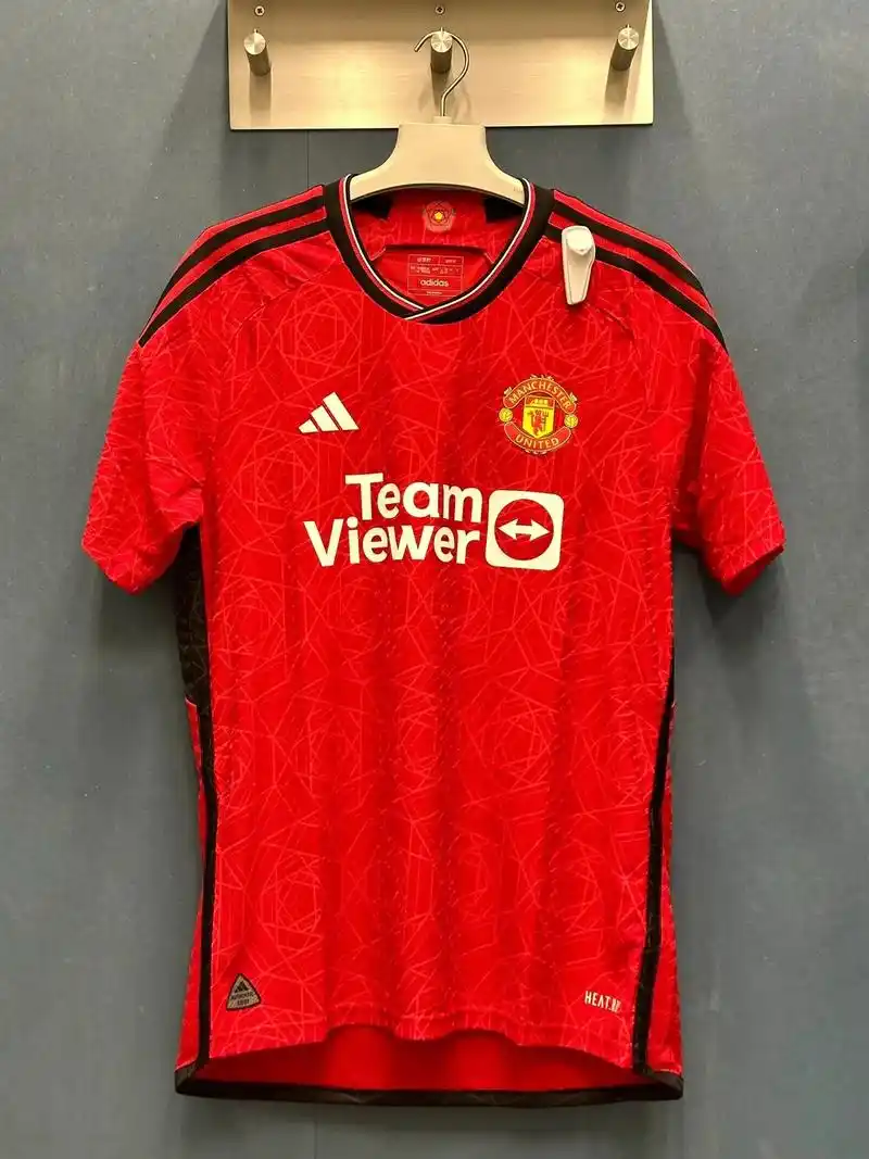 2324曼联球衣.#曼联 主场红色,二客白色,客场绿色,哪一 - 抖音