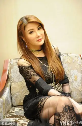 48岁功夫女神杨丽菁黑色蕾丝裙现身身材火辣