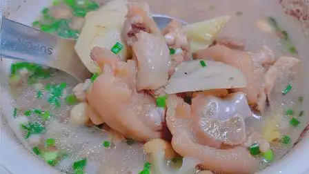 降温了煲一锅花生蹄花汤鲜香浓郁不腻不腥,猪蹄软糯糯,原汁原味