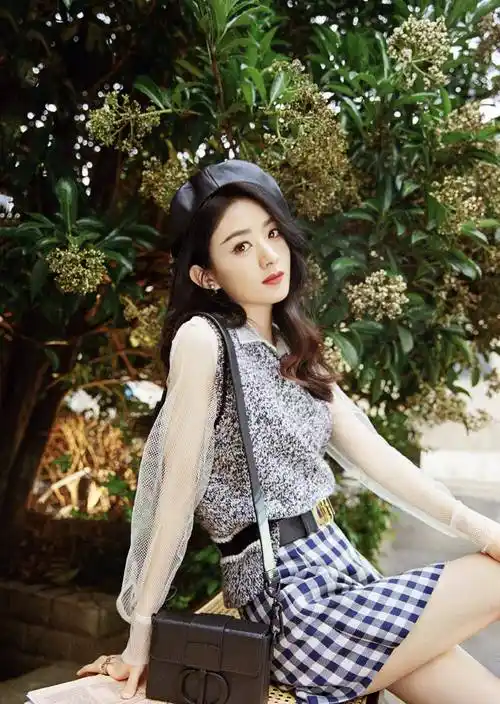 赵丽颖最新秋冬街拍大片,妆容好看,造型致命_显得_姿势_迪奥