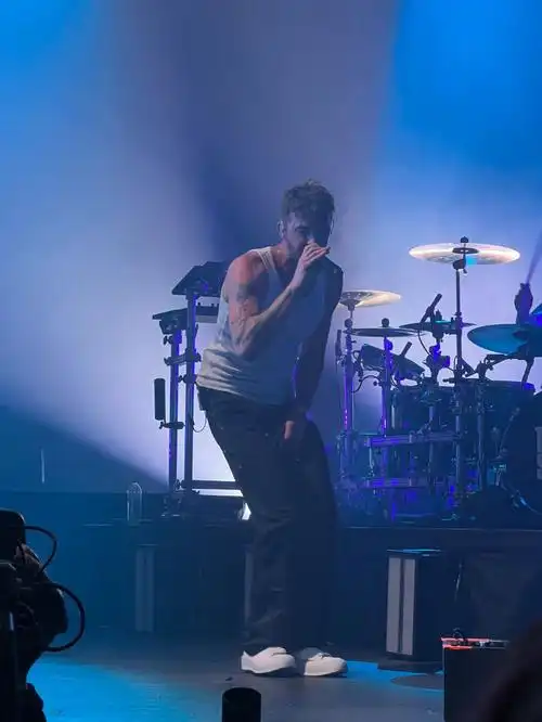 英国留学伦敦烟鬼livehouse演唱会