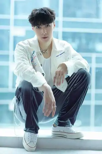 张艺兴酷帅现身街舞发布会微电影莲龙图腾燃炸十足惊艳全场