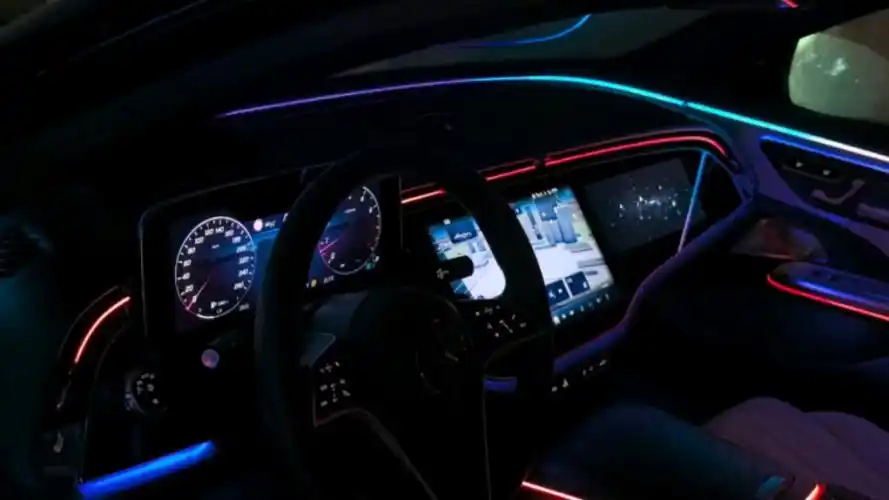 梅赛德斯奔驰e级车内饰夜晚氛围灯的效果怎么样[灵机一动]