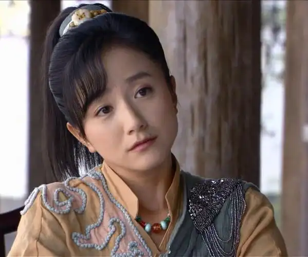 她出道十八年不温不火,只因嘴角一颗痣,如今点掉后却意外爆火_李倩