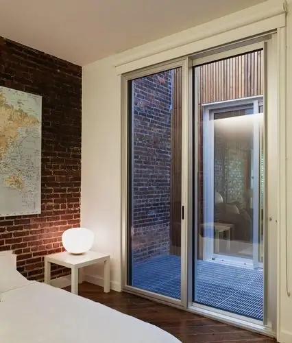 卧室有框玻璃门图片效果图