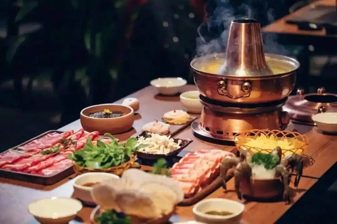铜锅涮肉是北方人秋冬必备美食,为什么要用铜火锅 木炭?_八旗