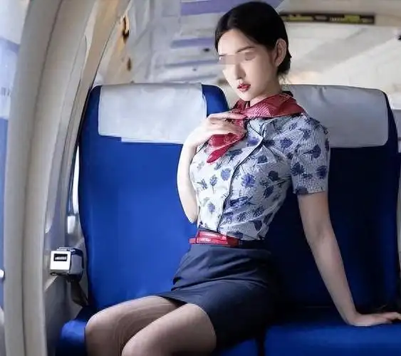南航空姐机舱内穿内衣拍照发到朋友圈网友穿了跟没穿一样