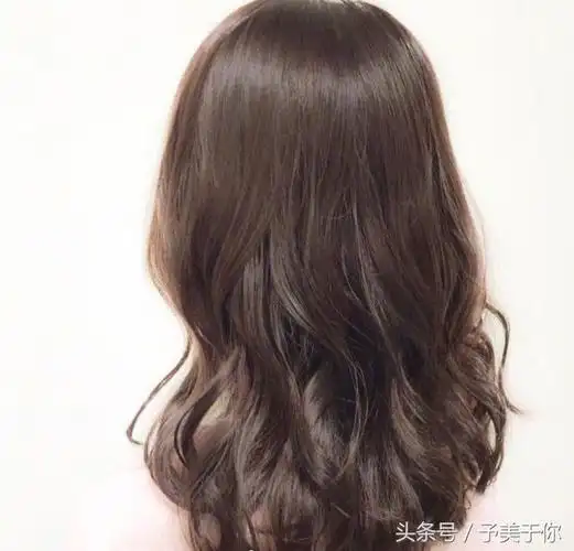 微卷中长发烫发发型,今年冬天头发这样烫美的刚刚好!